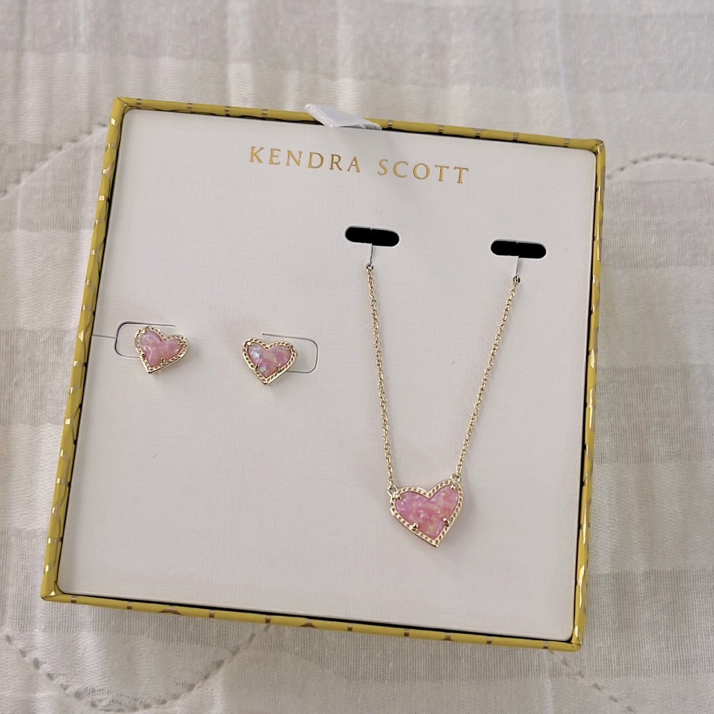 Brand New Kendra Scott Pink Opal Heart Necklace And Earrings Gift Set
